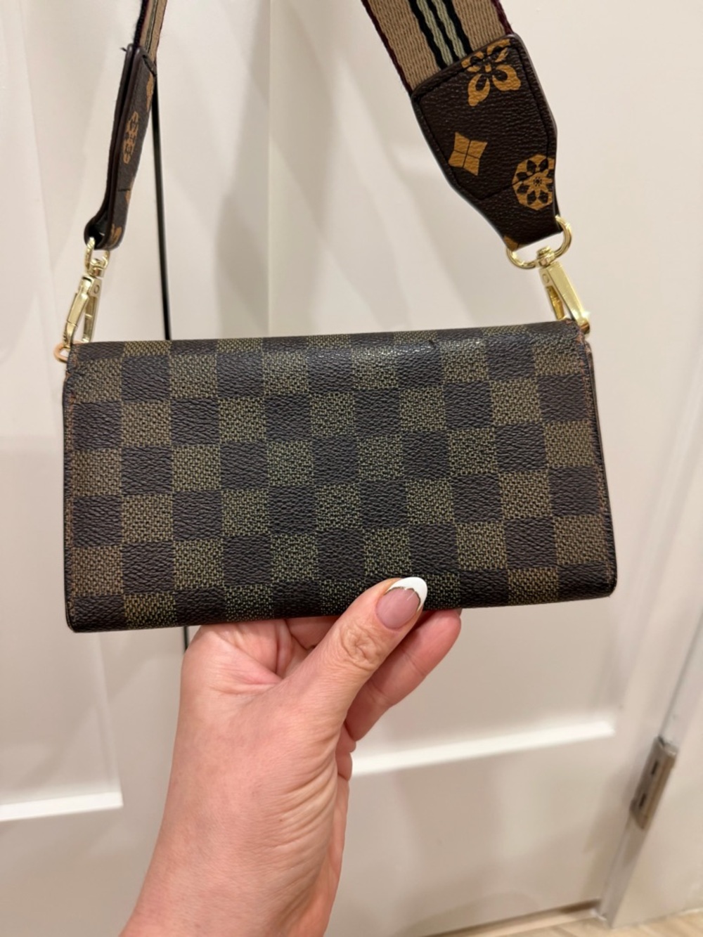 LV Damier Ebene Sarah Wallet, Bag Strap, Stellar Times EDP, Dust Bag✨ & COA!! - Picture 10 of 17